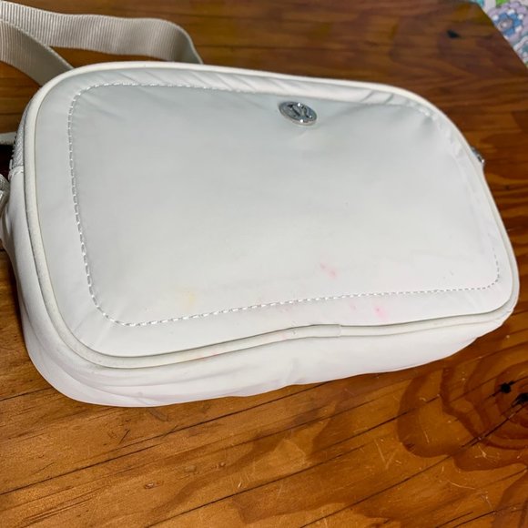 Lululemon  Ivory White Crossbody Camera Bag 2L - Picture 14 of 15